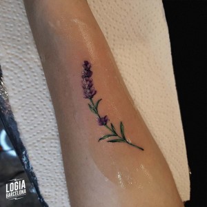 tatuaje_brazo_flores_dos_logiabarcelona_cristina_varas     